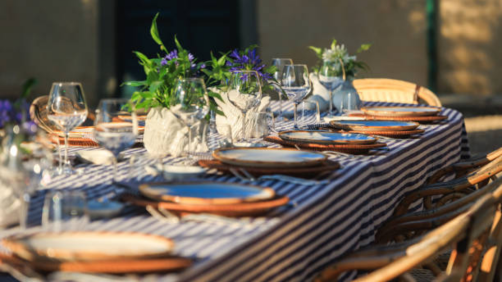 Table élégante avec fleurs et vaisselle.