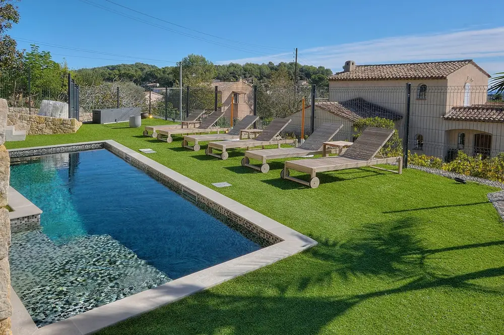 Piscine avec chaises longues et verdure, maison gérée par Upstays, agence de location saisonnière et conciergerie à Vallauris