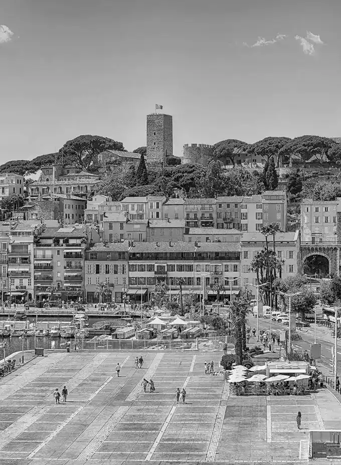 Vue sur le vieux Cannes, en noir et blanc, où Upstays gère des locations saisonnières